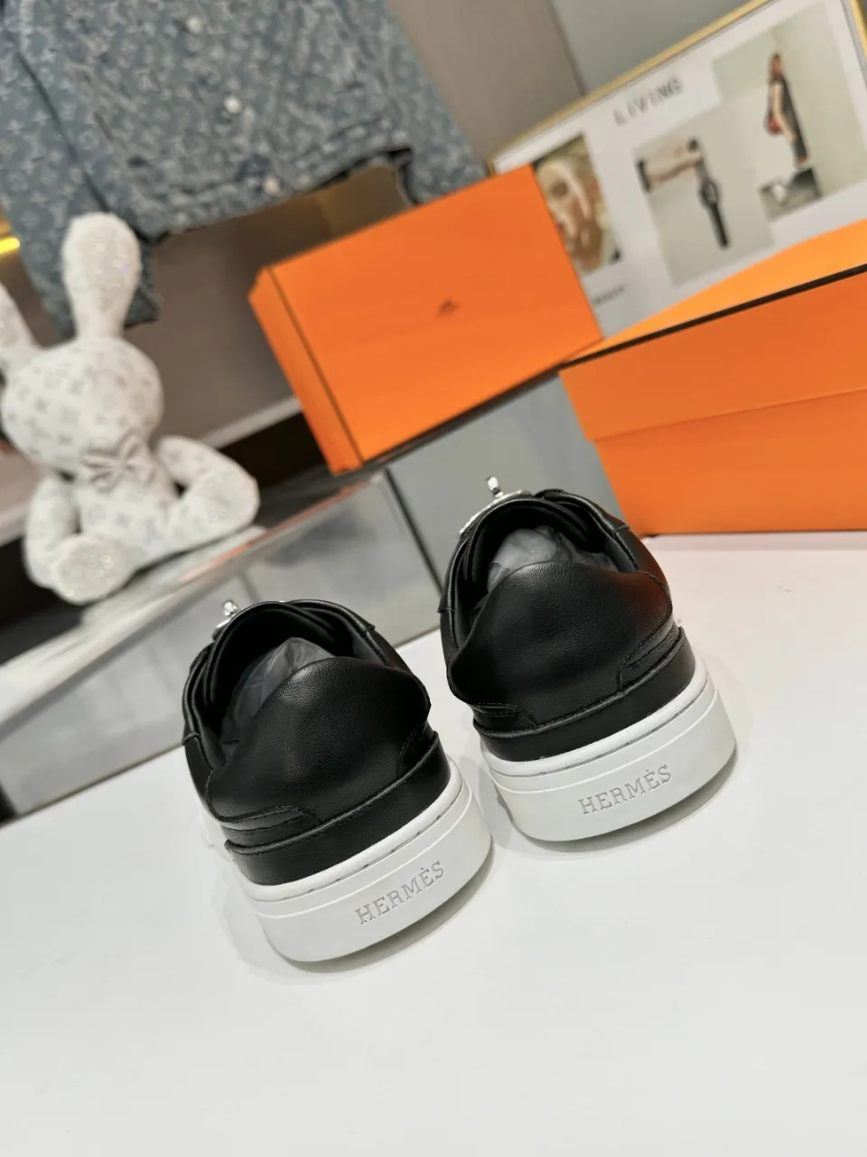 Men's Men's Shoes💰620❤️❤️❤️HERMES 2021 latest Kelly buckle white sneakers are online! The highest version on the market! Purchasing level quality! The H family rarely produces flat casual shoes, and they are styled with classic palladium-plated Kelly shoe buckles! Create a fashionable urban look that perfectly embodies the noble and elegant style of Hermès! Material selection: Fabric imported cowhide, lining + foot pads imported sheepskin, original molded TPU outsole, heavy gold molded kelly buckle full of texture Size: Female: 35-41 (41 is not returnable) Male: 39-45 (45 is not returnable)